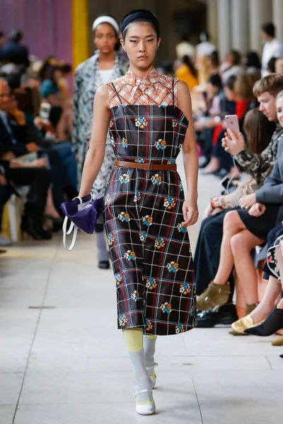 Look 16